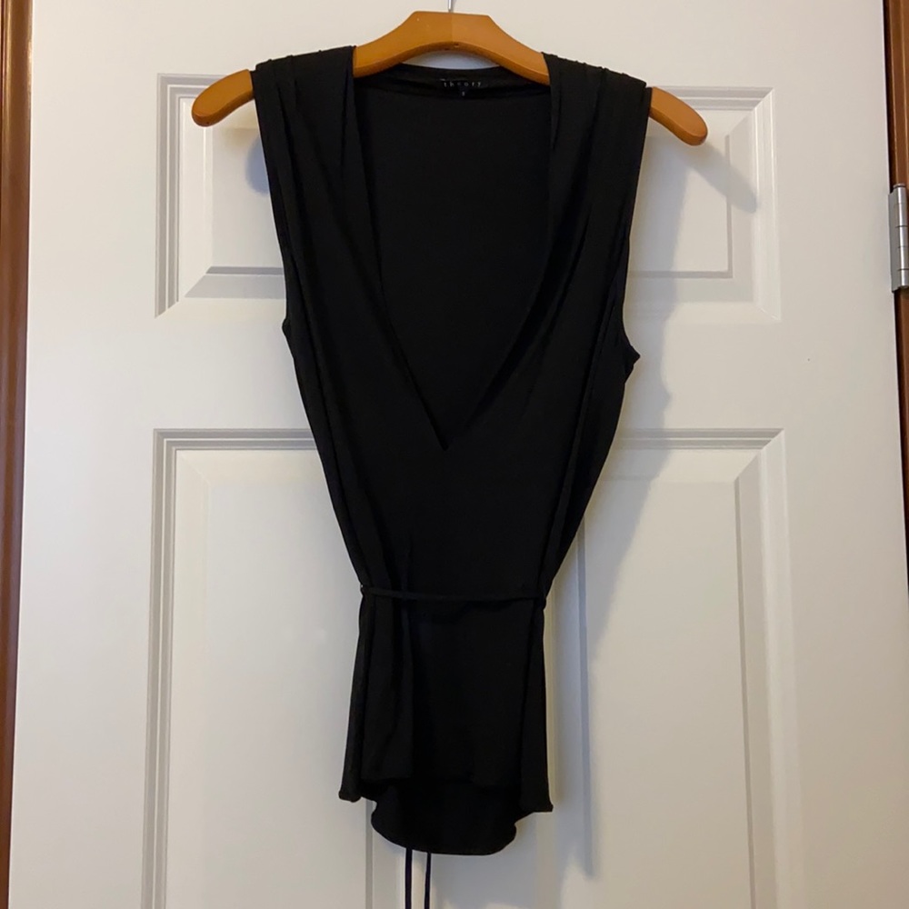 Gently used - plunge v-neck Theory top - size S